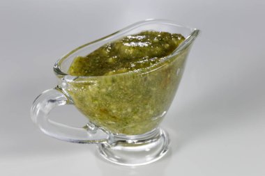 Beyaz üzerine izole edilmiş cam soslu sos sosu..