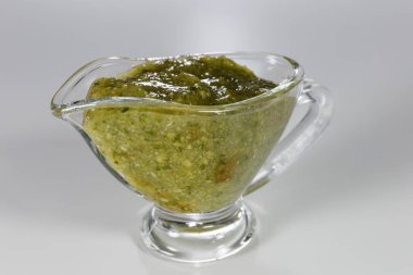 Beyaz üzerine izole edilmiş cam soslu sos sosu..