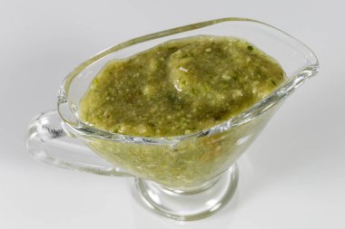 Beyaz üzerine izole edilmiş cam soslu sos sosu..