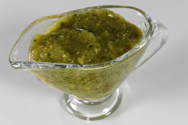 Beyaz üzerine izole edilmiş cam soslu sos sosu..