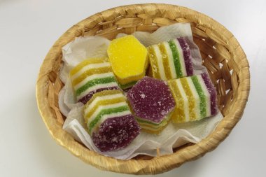 Sepette rengarenk marmelat var, yenmeye hazır. Beyaz arkaplanda tatlıya yakın çekim. 