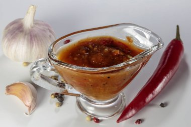 Baharatlı adjika soslu sos. Arapça ve Kafkas mutfağı. Beyaz arka planda etnik yiyecekler.