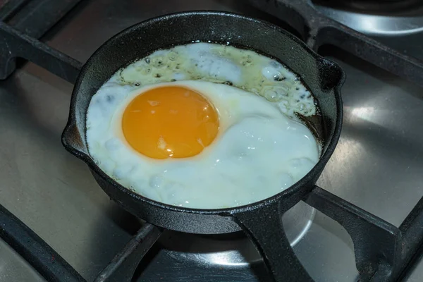 Frying Organic Egg Frying Pan Environmentally Friendly Eating — Stock Photo, Image