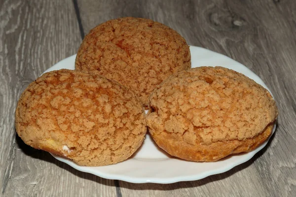 Krem şantili taze ekler..