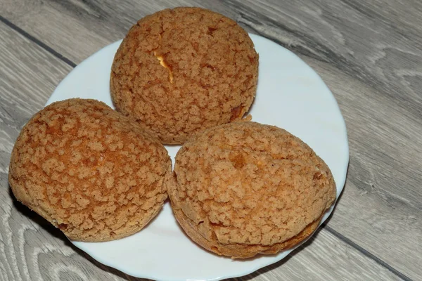 Krem şantili taze ekler..