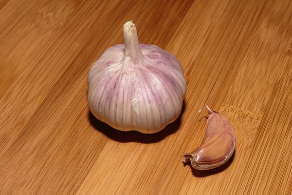 Kesme tahtasındaki sarımsağın başı. Hasat 2018.