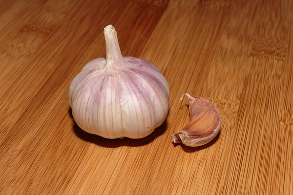 Kesme tahtasındaki sarımsağın başı. Hasat 2018.