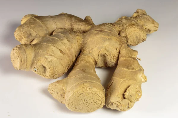 Beyaz arka planda zencefil kökü, Asya yemekleri ve popüler Asya baharatı..