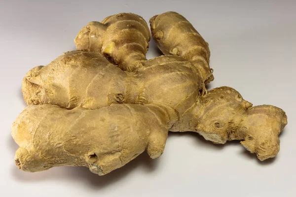 Beyaz arka planda zencefil kökü, Asya yemekleri ve popüler Asya baharatı..