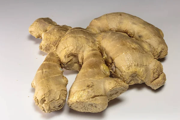 Beyaz arka planda zencefil kökü, Asya yemekleri ve popüler Asya baharatı..