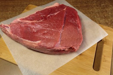 Mutfak masasında taze çiğ et..