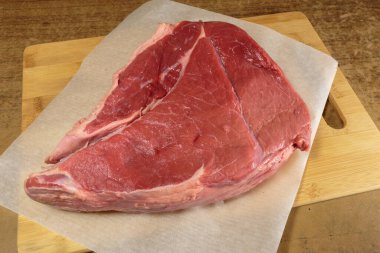 Mutfak masasında taze çiğ et..