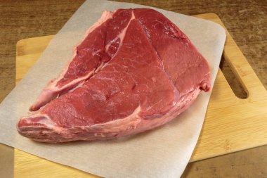 Mutfak masasında taze çiğ et..