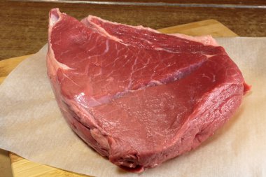 Mutfak masasında taze çiğ et..