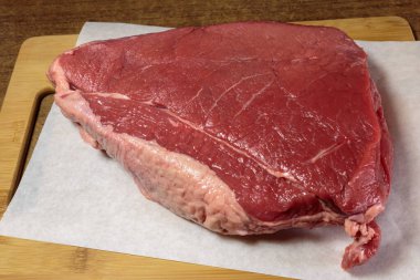 Mutfak masasında taze çiğ et..