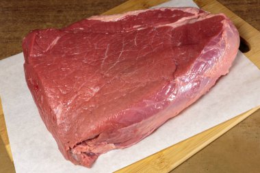 Mutfak masasında taze çiğ et..