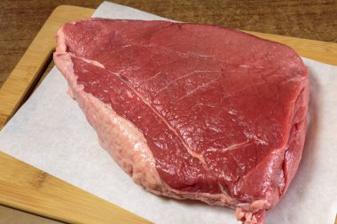 Mutfak masasında taze çiğ et..