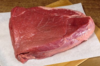 Mutfak masasında taze çiğ et..