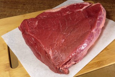 Mutfak masasında taze çiğ et..