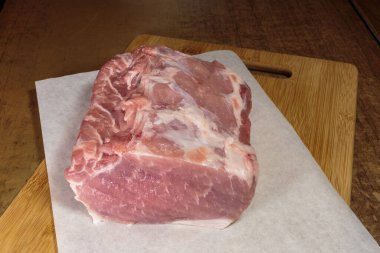 Mutfak masasında taze çiğ domuz eti..