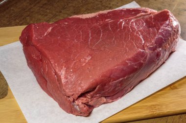 Mutfak masasında taze çiğ et..