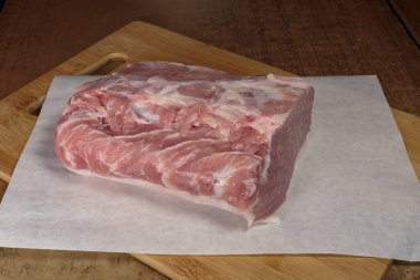 Mutfak masasında taze çiğ domuz eti..