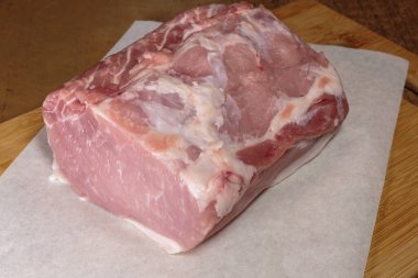 Mutfak masasında taze çiğ domuz eti..
