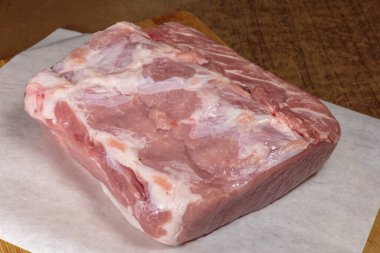 Mutfak masasında taze çiğ domuz eti..