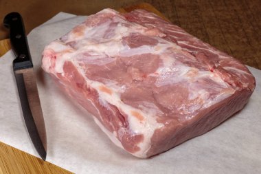 Mutfak masasında taze çiğ domuz eti..