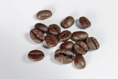 Beyaz arka planda iyi stoklanmış kahve çekirdekleri..