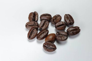 Beyaz arka planda iyi stoklanmış kahve çekirdekleri..