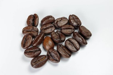 Beyaz arka planda iyi stoklanmış kahve çekirdekleri..
