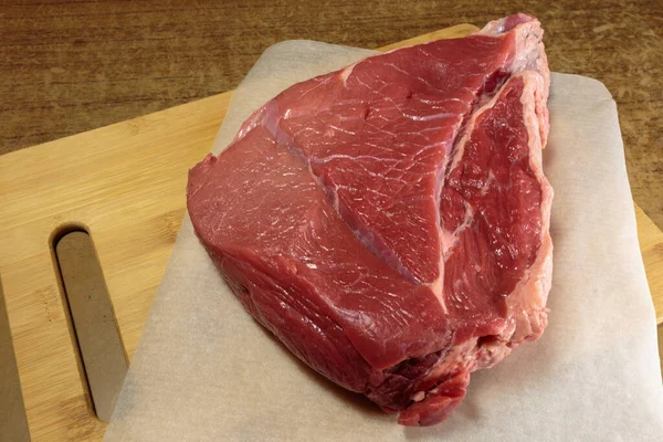 Frisches Rohes Rindfleisch Auf Dem Küchentisch — Stockfoto