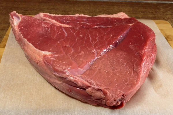Färskt Rått Nötkött Köksbord — Stockfoto