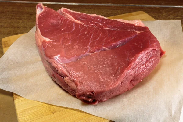 Frisches Rohes Rindfleisch Auf Dem Küchentisch — Stockfoto