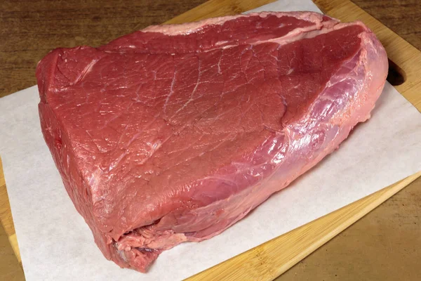 Mutfak masasında taze çiğ et..