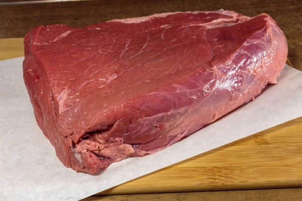 Frisches Rohes Rindfleisch Auf Dem Küchentisch — Stockfoto