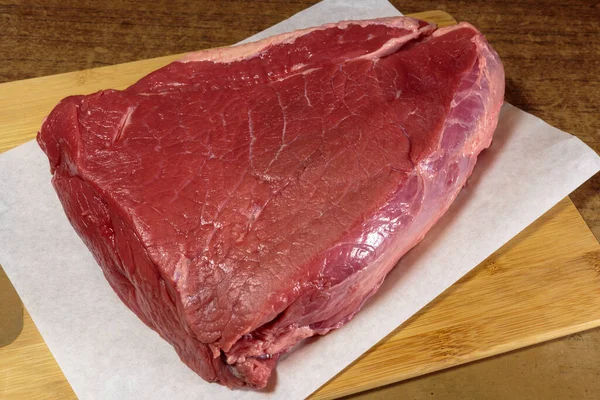 Frisches Rohes Rindfleisch Auf Dem Küchentisch — Stockfoto
