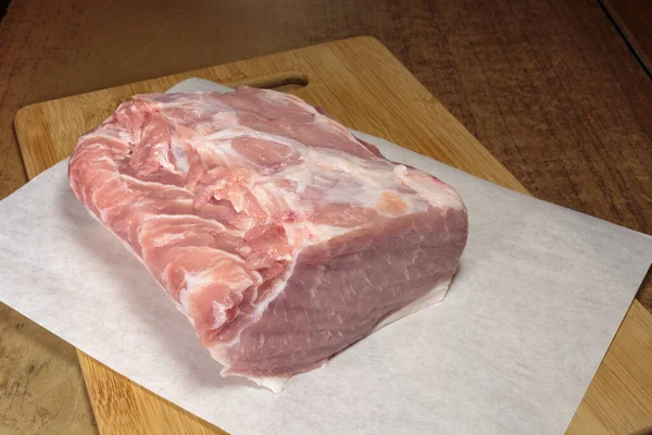 Mutfak masasında taze çiğ domuz eti..