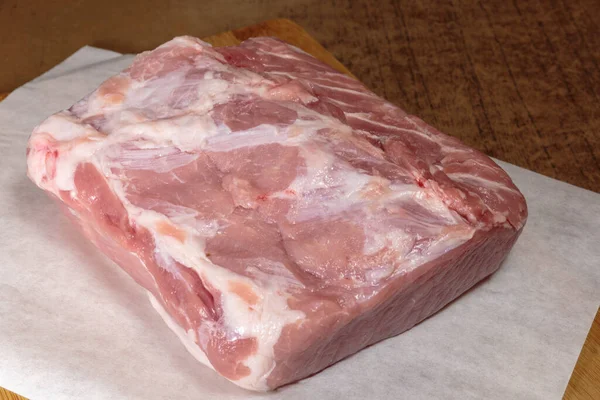 Frisches Rohes Schweinefleisch Auf Dem Küchentisch — Stockfoto