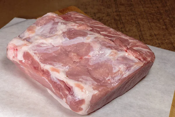 Mutfak masasında taze çiğ domuz eti..