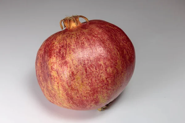 Saftige Reife Granatäpfel Isoliert Auf Weiß Konzept Der Veganen Ernährung — Stockfoto