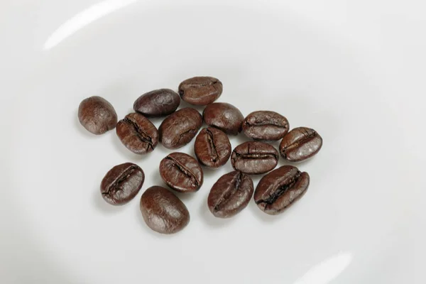 Jól Felszerelt Kávébab Fehér Háttérrel Közelkép — Stock Fotó