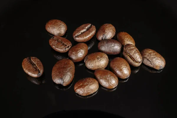 Jól Sült Kávébab Fekete Háttér Közelkép — Stock Fotó