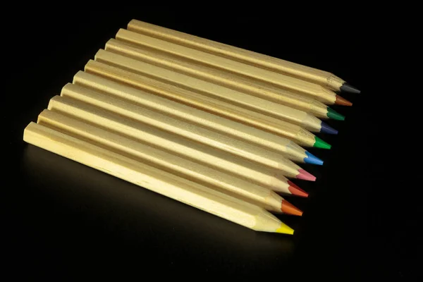 Drewniane Kolorowe Zwykłe Ołówki Odizolowane Ciemnym Tle Sprzęt Edukacyjny — Zdjęcie stockowe