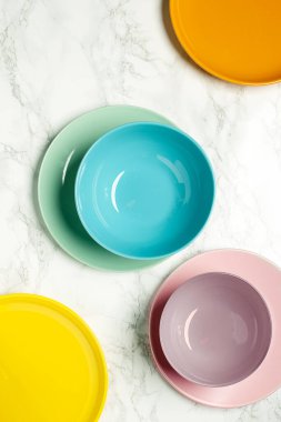 Boş renkli tabaklar. Tepeden çekim