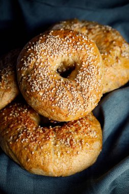 Mavi kumaş üzerinde susam tohumlu simit.