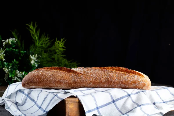 Pane Rustico Tessuto Quadretti Bianchi Fondo Nero Con Piante Verdi — Foto Stock