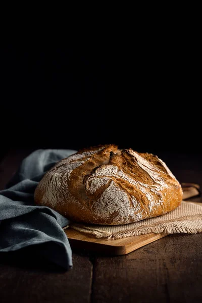 Pane Fatto Casa Legno Stoffa Blu Sfondo Scuro — Foto Stock