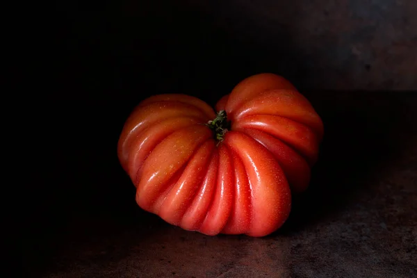 Isolerad Röd Tomat Mörk Rost Bakgrund — Stockfoto